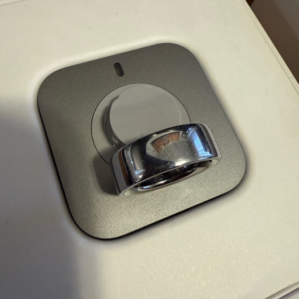 Oura Ring 4 in Shiny Silver - Picture 5 of 9